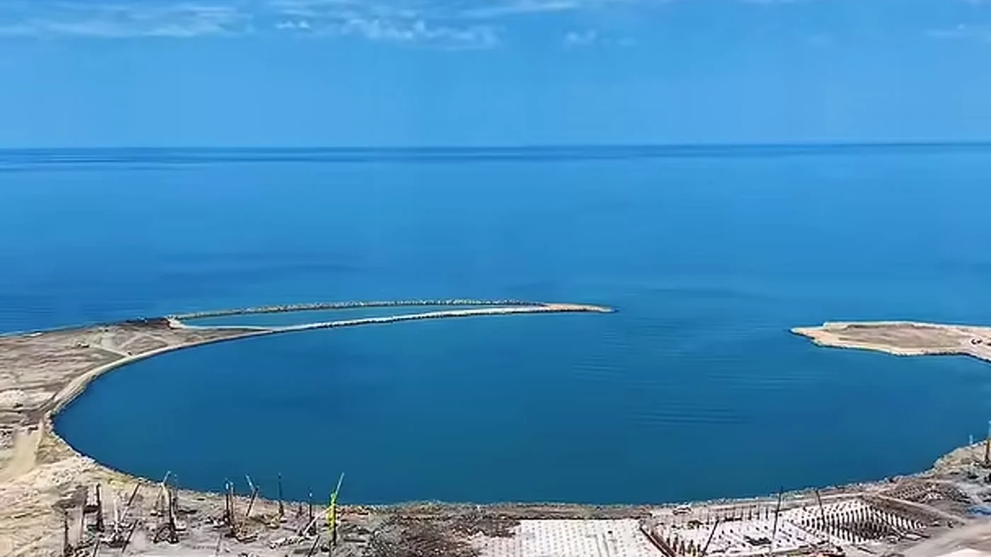 Monaco Residence в Sea Breeze: шесть изогнутых башен у Halfmoon