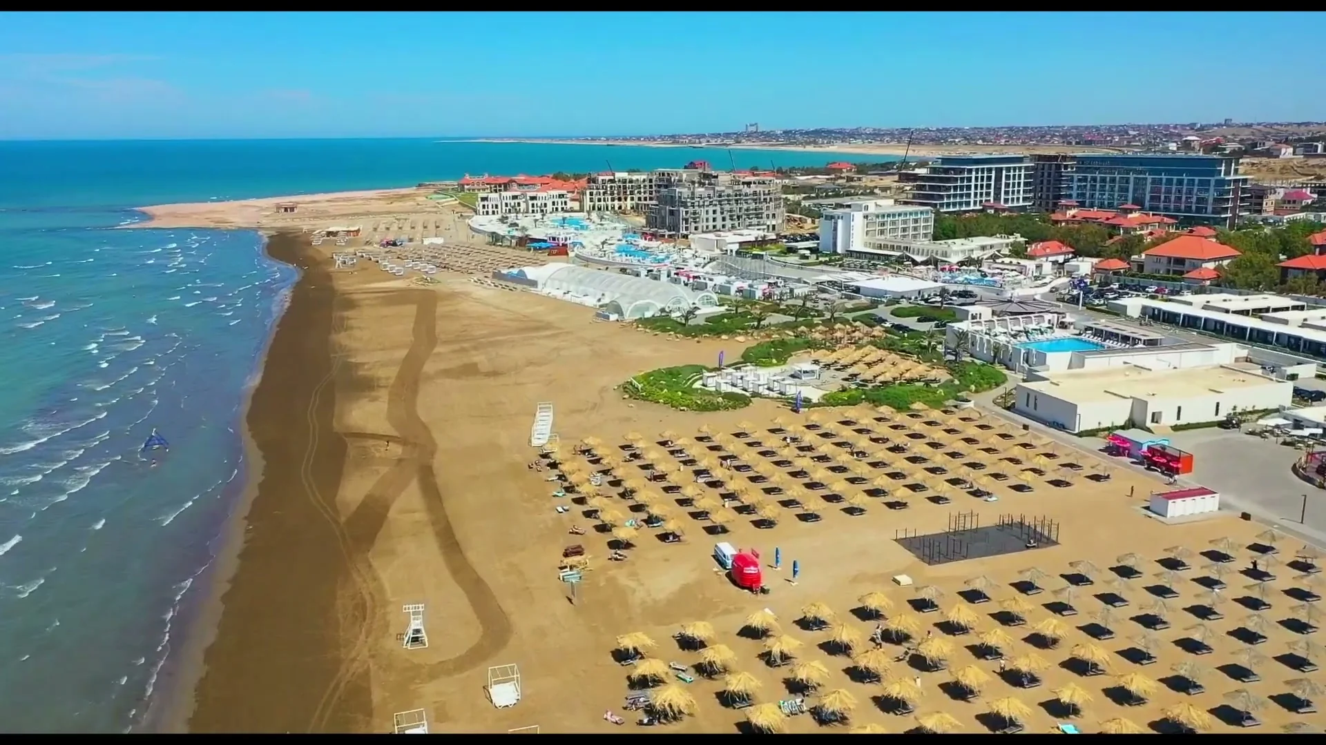 Пляжи Sea Breeze: 7 км песка, зонты, шатры и клубы