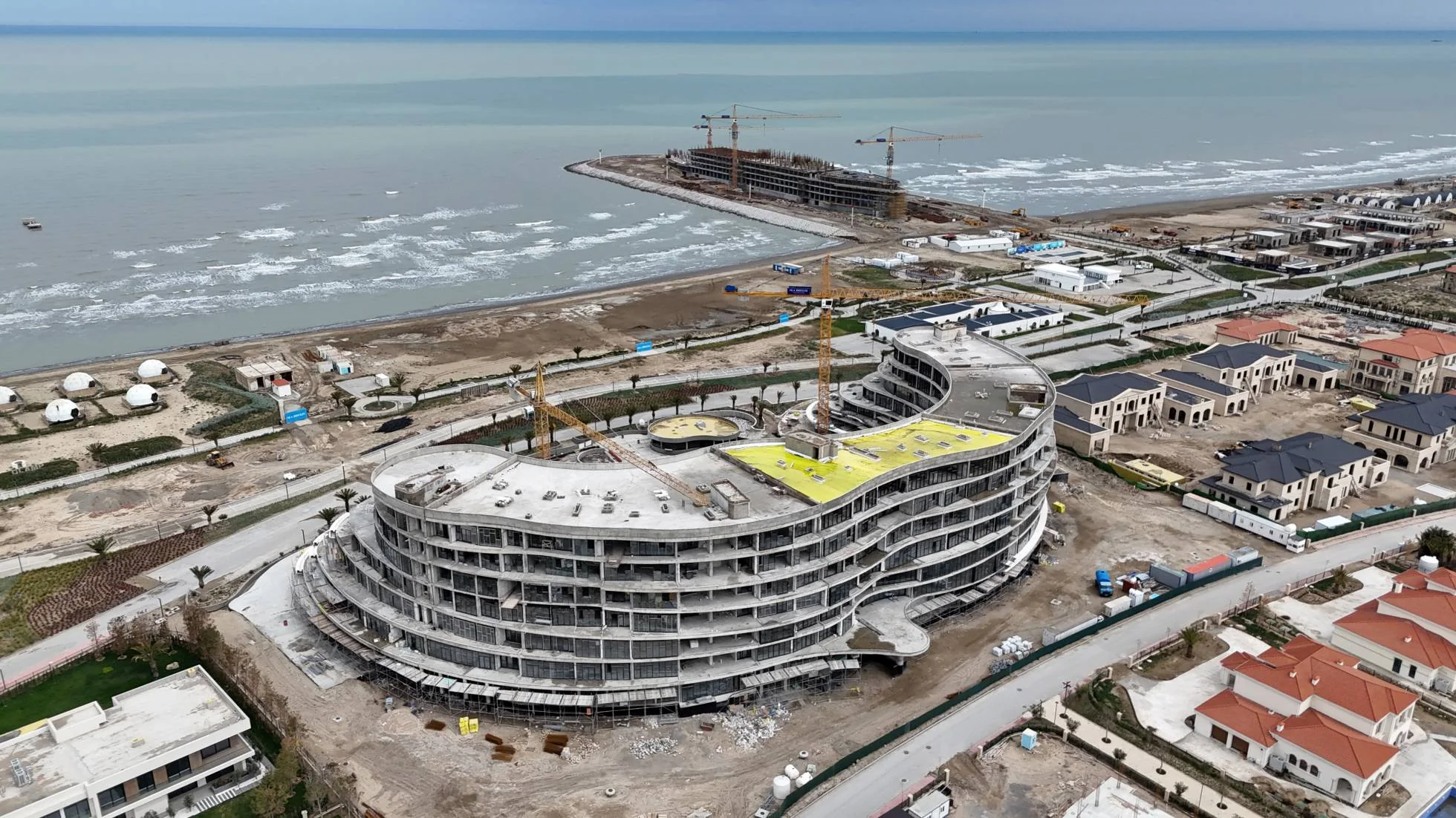 Skyline в Sea Breeze: апарт-отель-волна, 7 этажей, 293 апартамента, сдача 2027