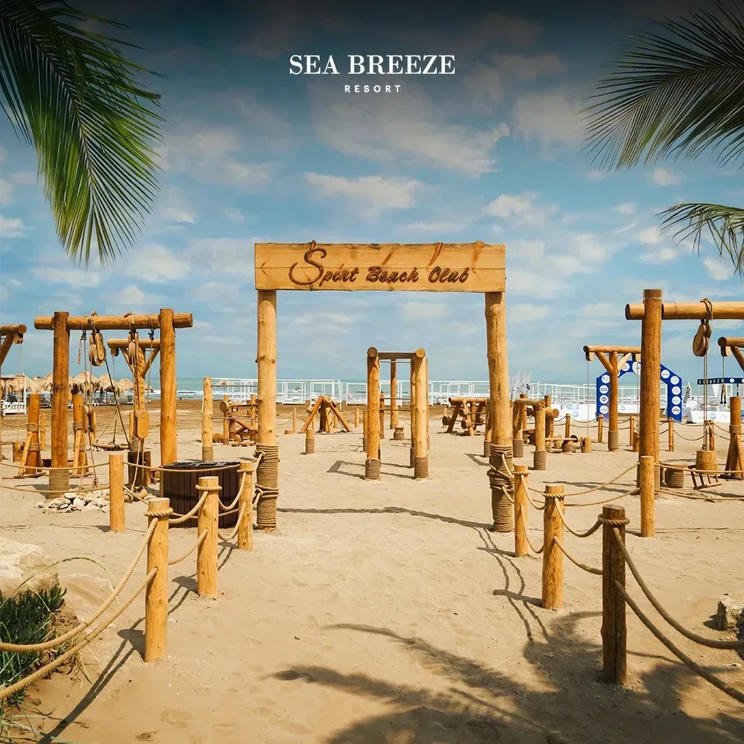 Деревянный зал Sport Beach Club на пляже Sea Breeze