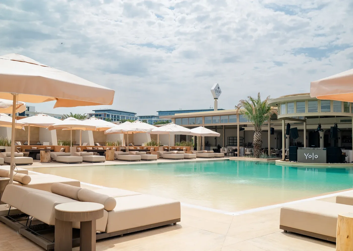 YOLO Beach Club в Sea Breeze